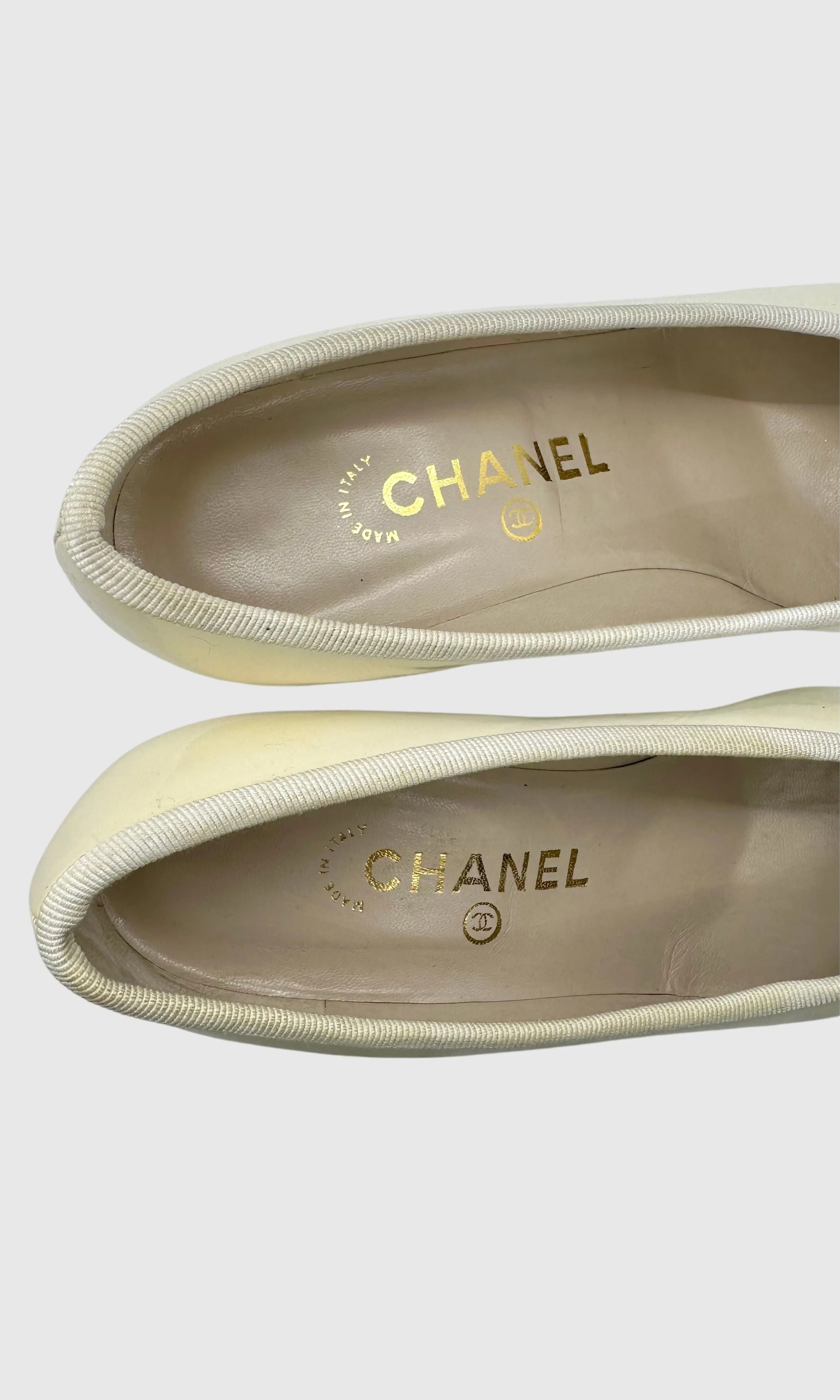 CHANEL KITTEN HEELS • Women's size US 8