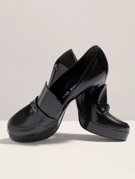 Heeled loafers in black patent leather